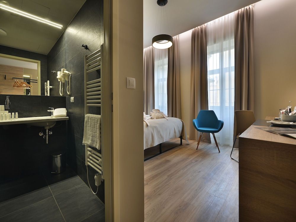 EA HOTEL NEW TOWN
