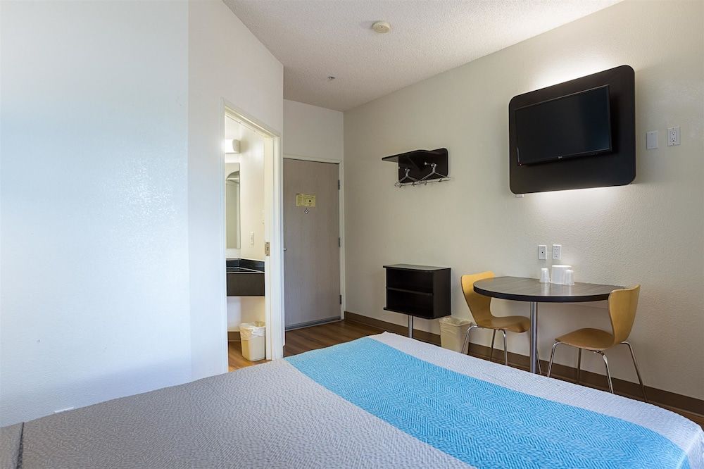 MOTEL 6 PAGE