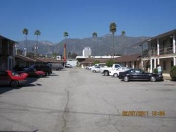 HI-WAY HOST MOTEL