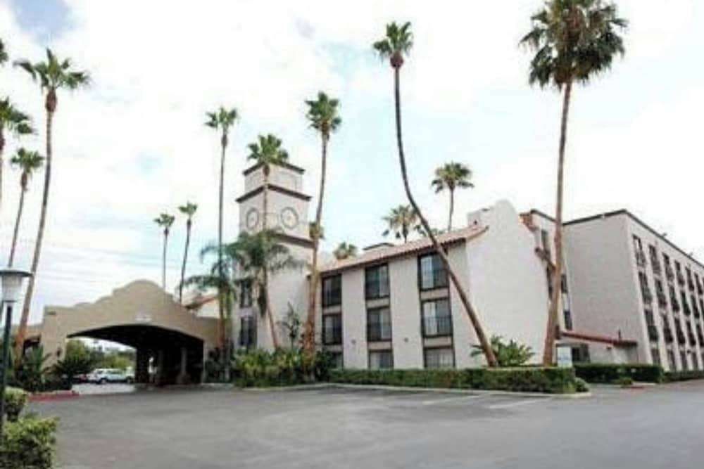 RADISSON SUITES HOTEL ANAHEIM - BUENA PARK