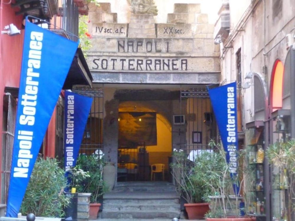 NON CI RESTA CHE NAPOLI