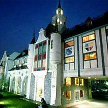 CASTLE INN & SUITES