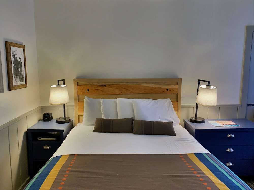 BRIGHT ANGEL LODGE AND CABINS
