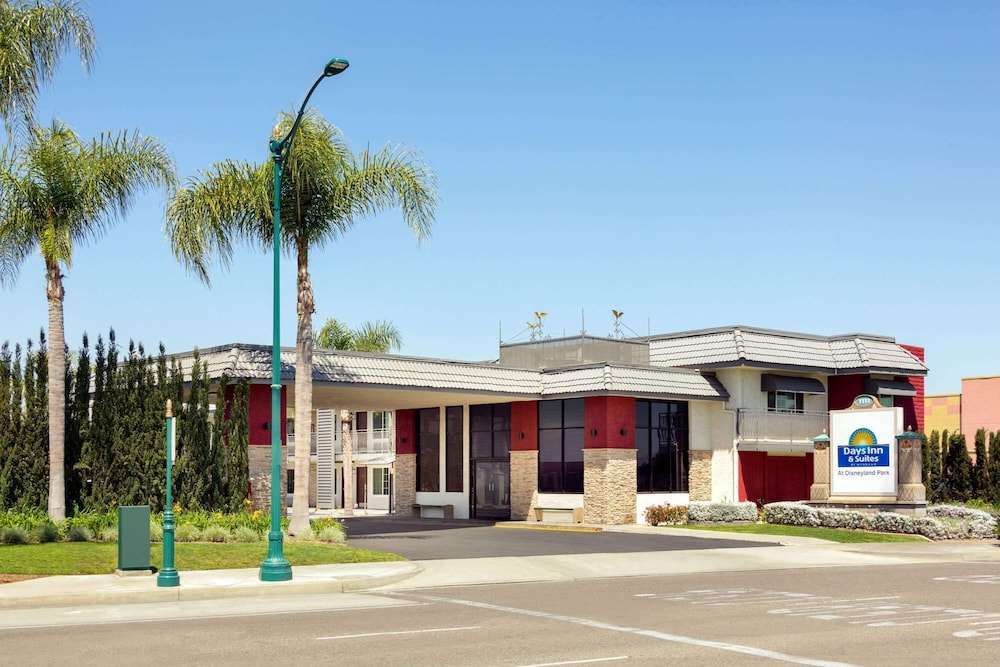 DAYS INN & SUITES BY WYNDHAM ANAHEIM AT DISNEYLAND PARK