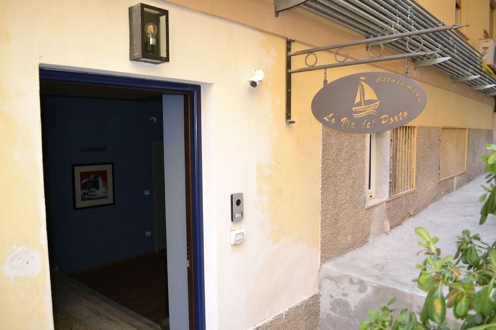 LA VIA DEL PORTO